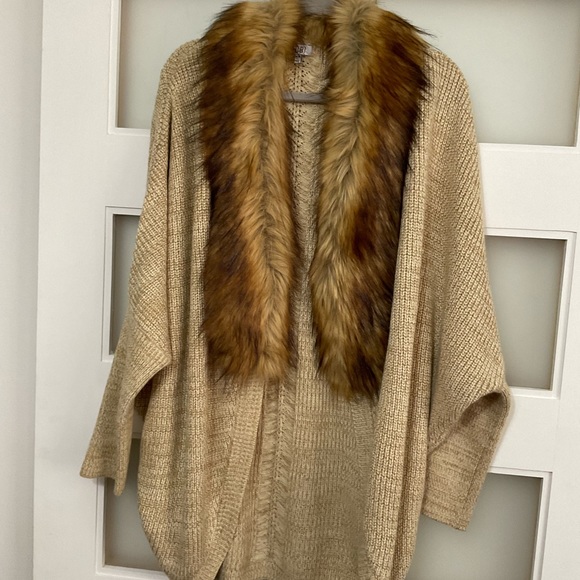 Toby Women’s sweater/faux fur cardigan size Medium - Picture 1 of 7
